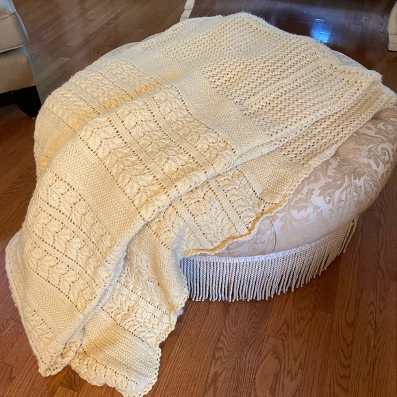 Very large cream coloured handmade throw - Picture 1 of 8